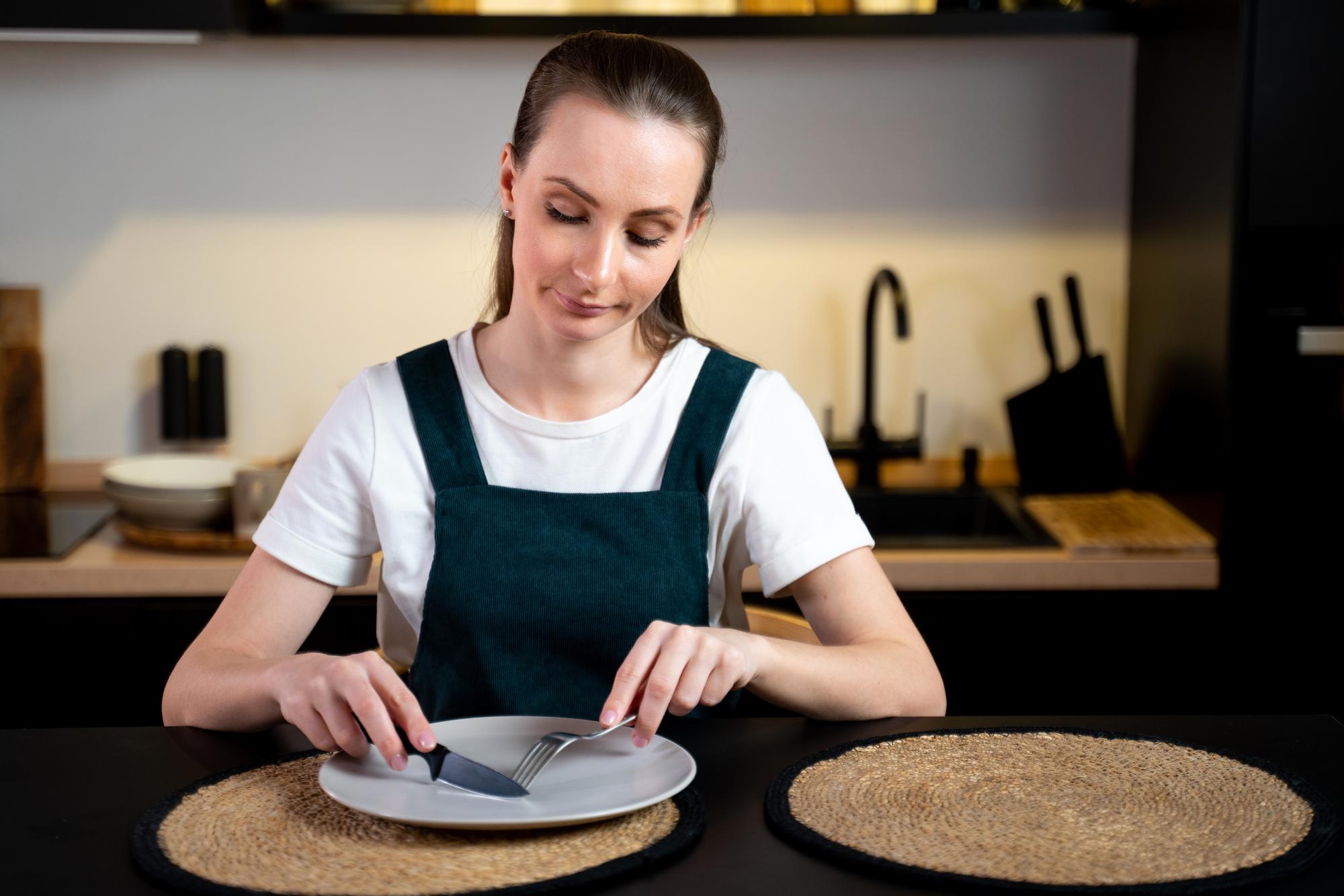 Assistant arranging plates